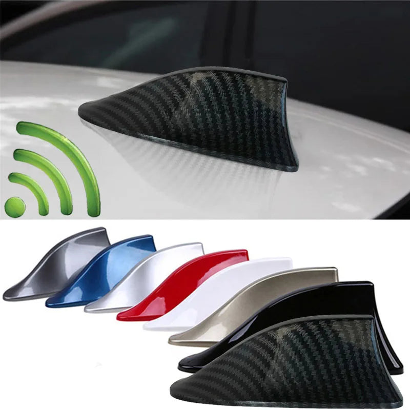 Antennes de moteur à nageoire de requin de différentes couleurs avec finition carbone noir et graphique de signal radio vert.