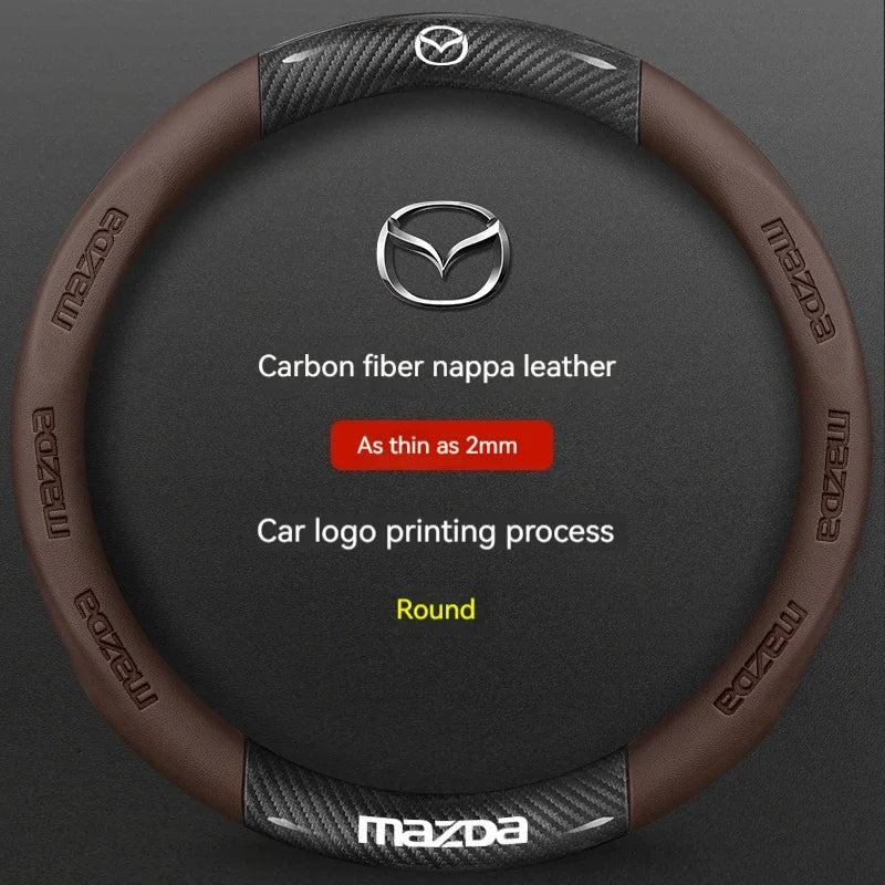 Housse de volant en cuir carbone marron avec logo Mazda argenté et texture ronde.