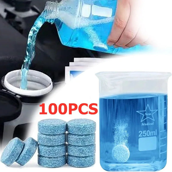 Eine Hand gießt blasse, schäumende Tablettlösung in einen klaren Behälter neben mehrere runde blaue Tabletten.