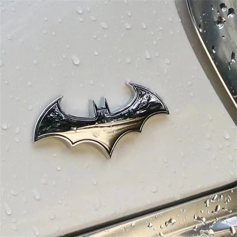 Silberne Metall-Bat-Aufklebe-Badges gegen hellen Hintergrund