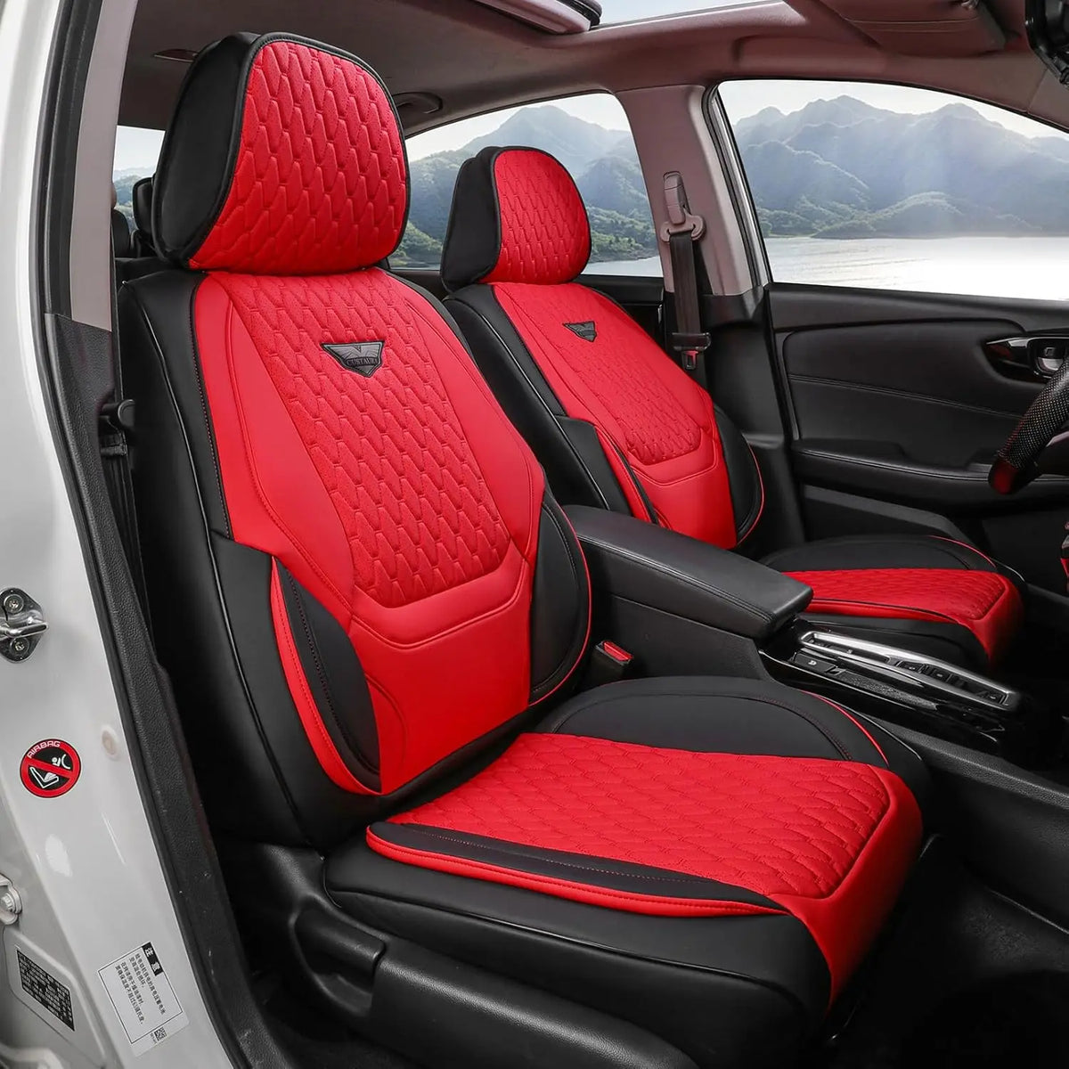 Cubiertas de asientos de cuero acolchado rojos y negros instaladas en el interior de un vehículo.