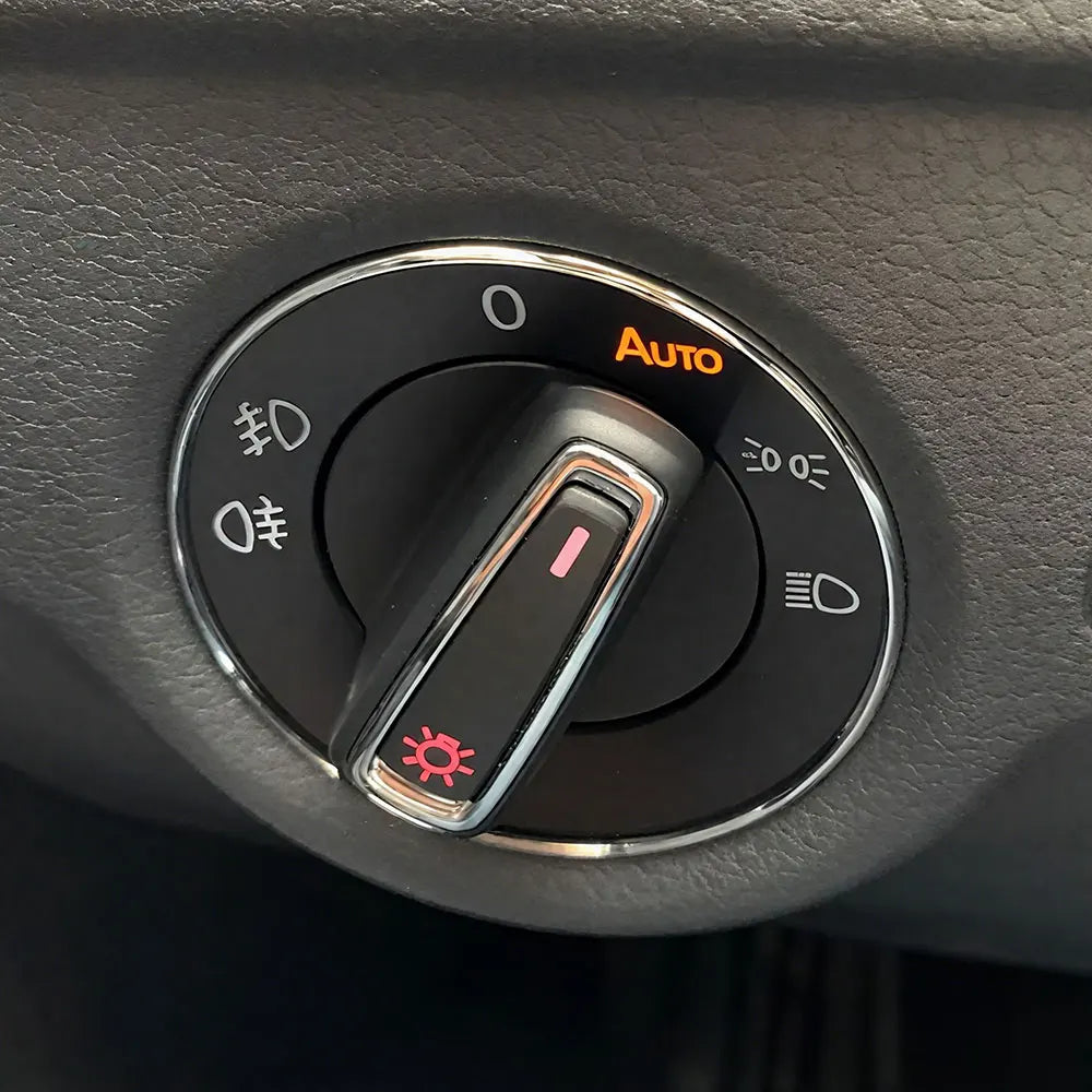 Nahaufnahme eines Scheinwerfer-Schalters mit Auto-Modus- und Kippschalter.
