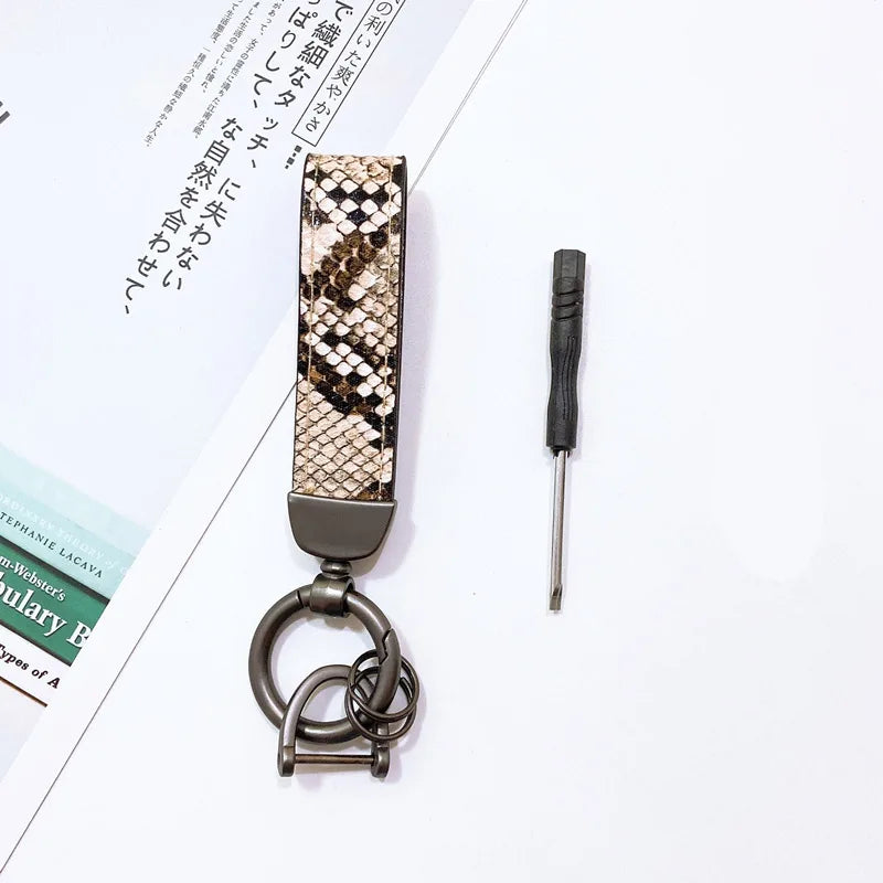 Primer plano de un llavero de cuero con estampado de serpiente leopardo.