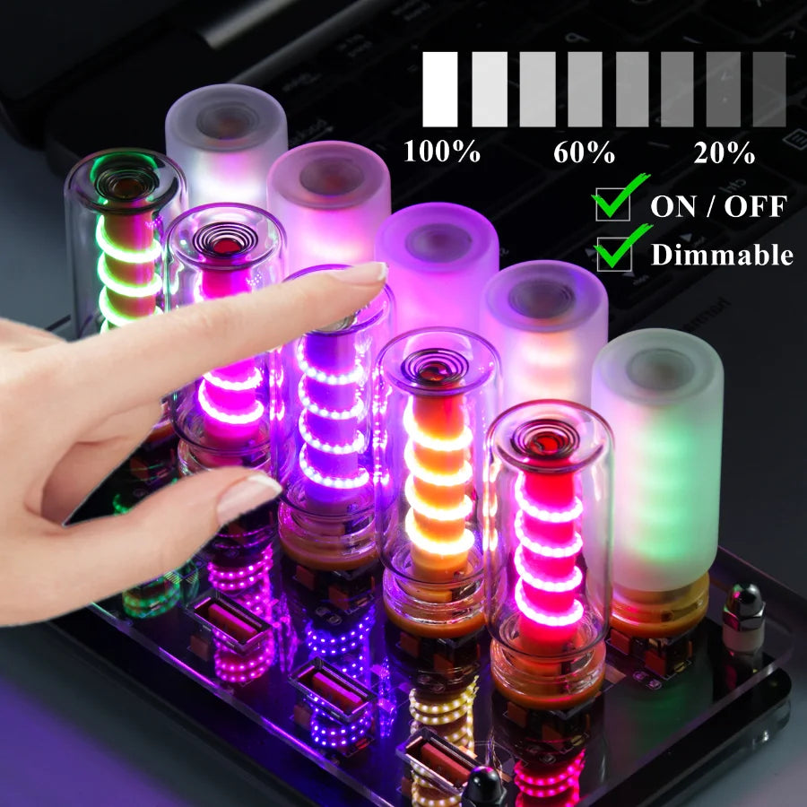 Une main interagit avec une rangée de guirlandes lumineuses à filaments LED USB colorées et modulables sur une surface noire.