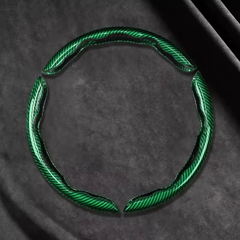 Grüne Kohlefaser-Lenkradabdeckung mit Laser, vor dunklem Hintergrund.