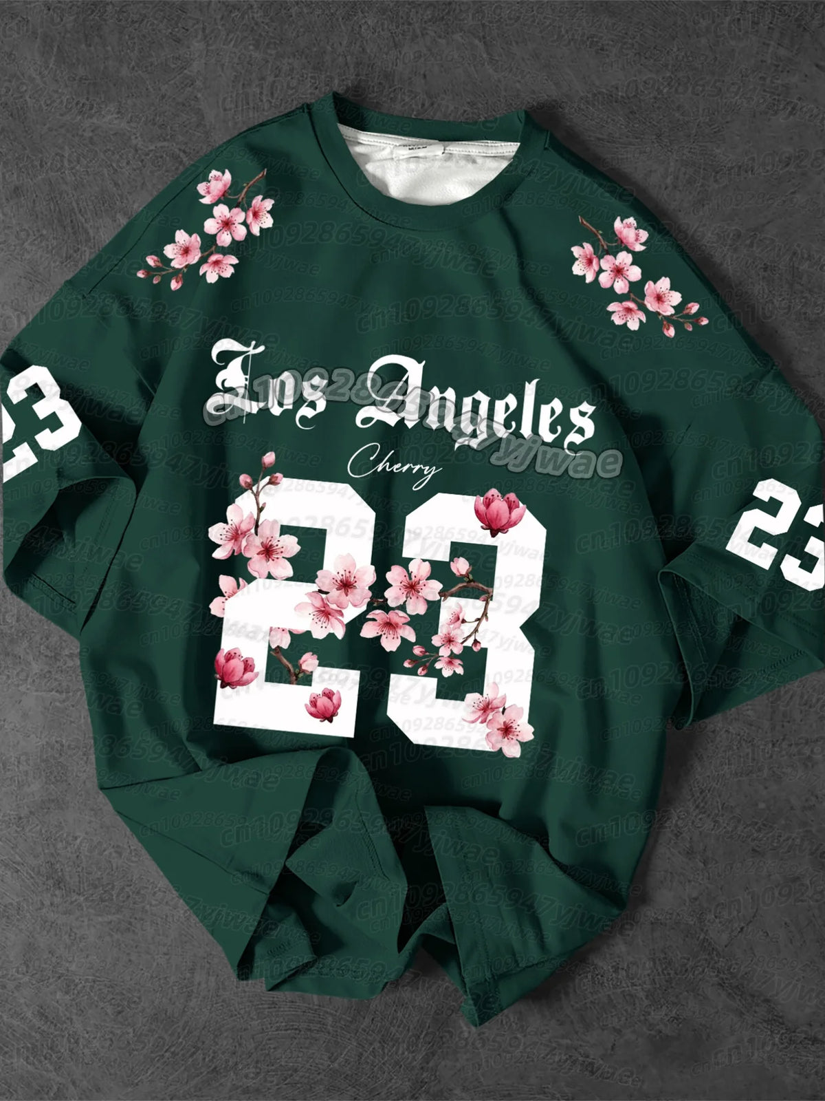 Camiseta de fútbol para hombre color verde oscuro con estampado floral, número 23 y flores de cerezo rosas.