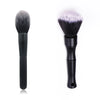Une brosse de detailing noire à poils synthétiques doux et duveteux, sur fond blanc.