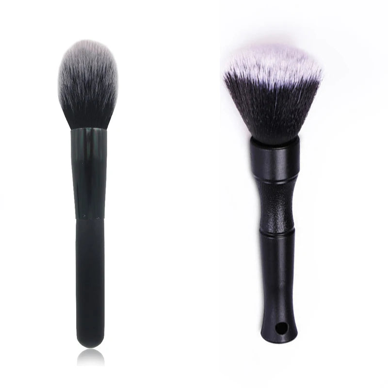 Une brosse de detailing noire à poils synthétiques doux et duveteux, sur fond blanc.