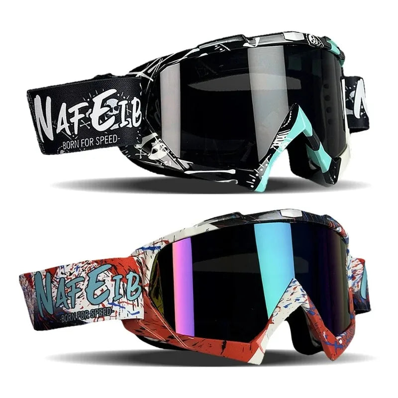 Un par de gafas de motocicleta negras y multicolor con correa, vista en primer plano.