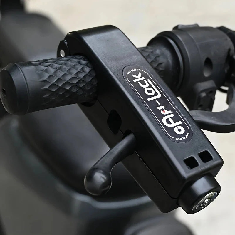 Primer plano de un seguro de freno antirrobo negro para bicicletas y patinetes con agarre texturizado.
