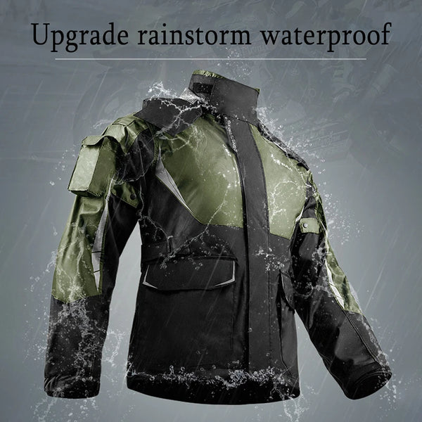 Dunkelgrüne und schwarze wasserdichte Motorrad-Regenjacke mit Wassertropfen