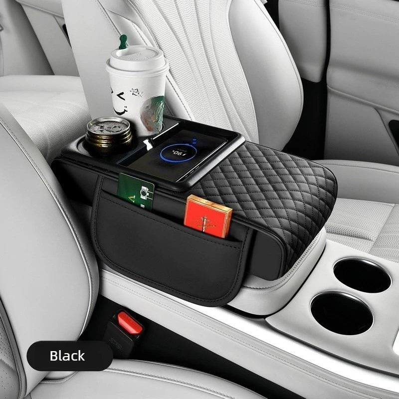 Schwarze multifunktionale Armlehnen-Organizer mit kabellosem Ladepad und Aufbewahrungsfächern in einem weißen Auto