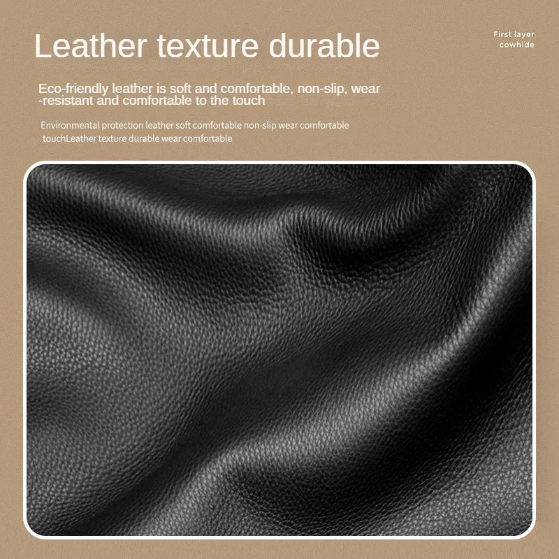 Gros plan sur la texture du cuir noir montrant le grain fin et les plis naturels.