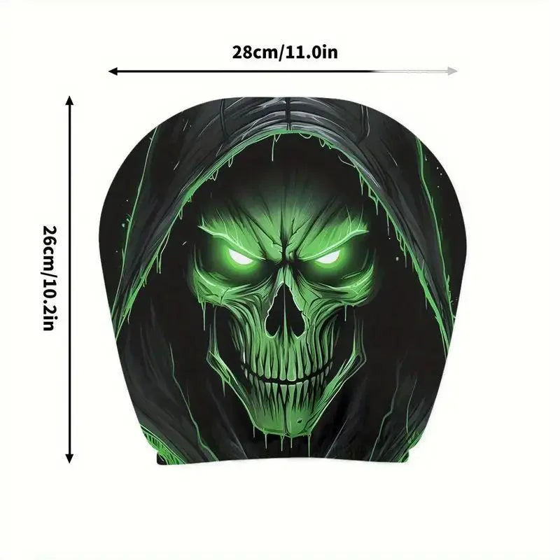 Diseño de calavera negra con ojos verdes brillantes y efectos de goteo en una funda para reposacabezas de coche.