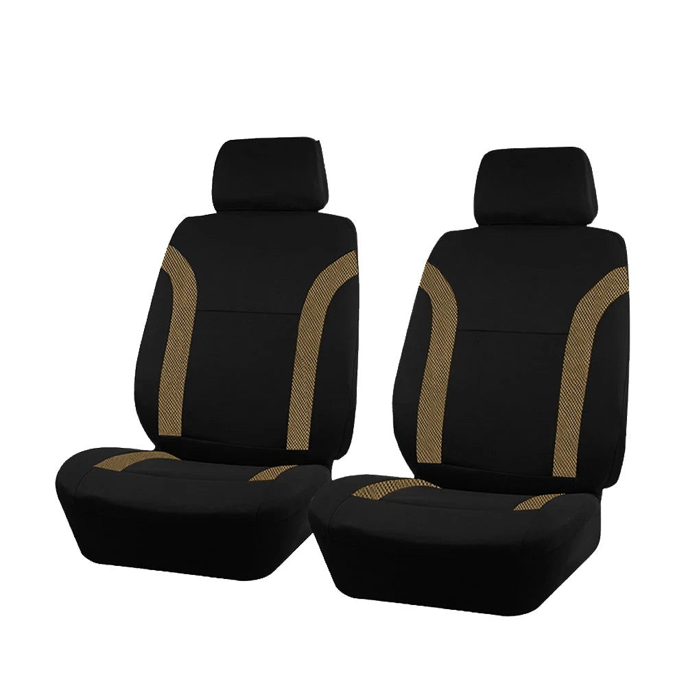 Ein Set schwarze Universalautositzbezüge mit goldfargen Nähten und Kopfstützen.