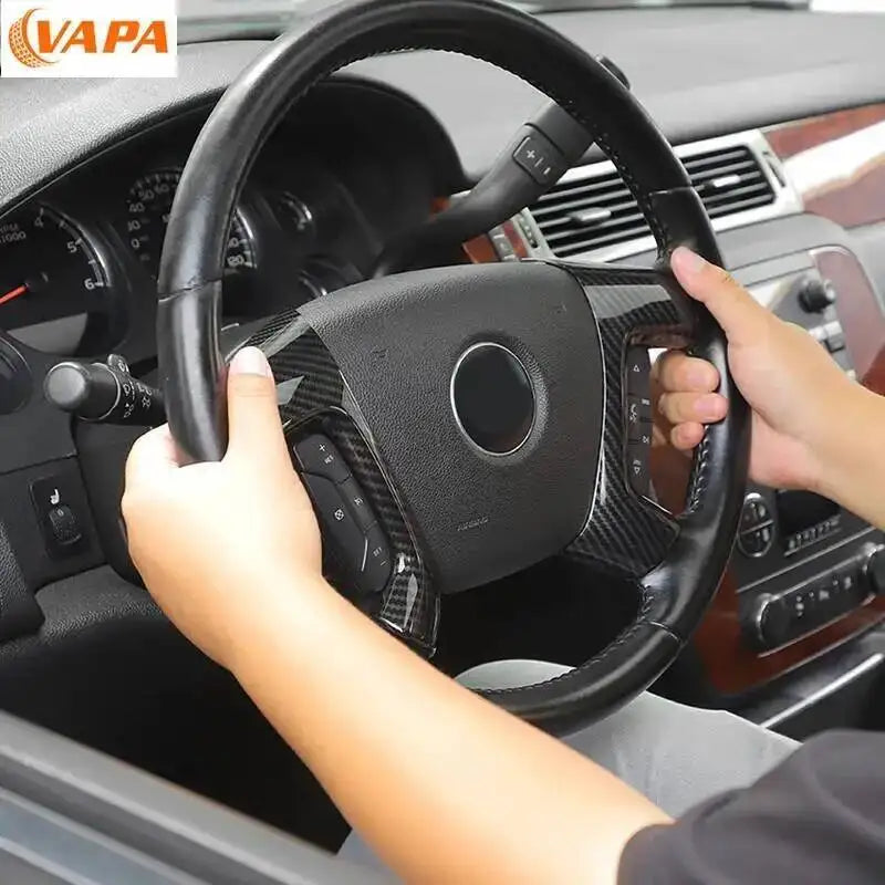 Une main tient une cache de volant personnalisée pour l'intérieur d'un SUV Chevy ou GMC.