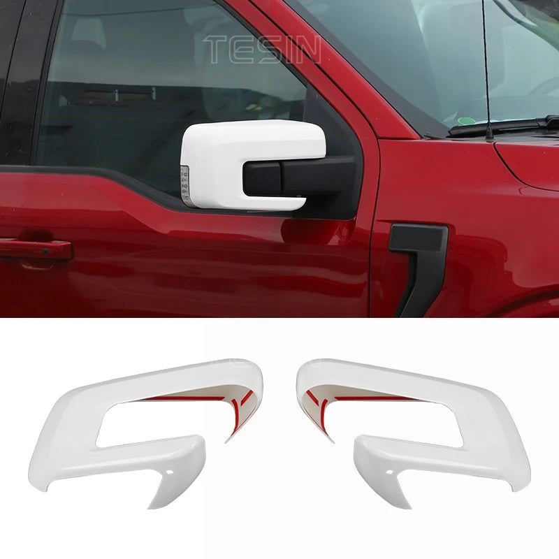 Weißes Kohlefaser-Spiegelabdeck für die Tür eines Ford F-150 Trucks.