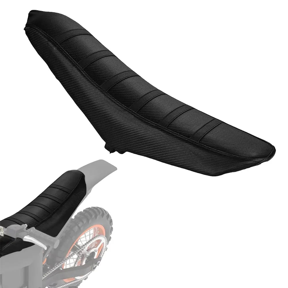 Housse de siège noire et durable pour vélo électrique, avec une partie du siège et de la roue visible.