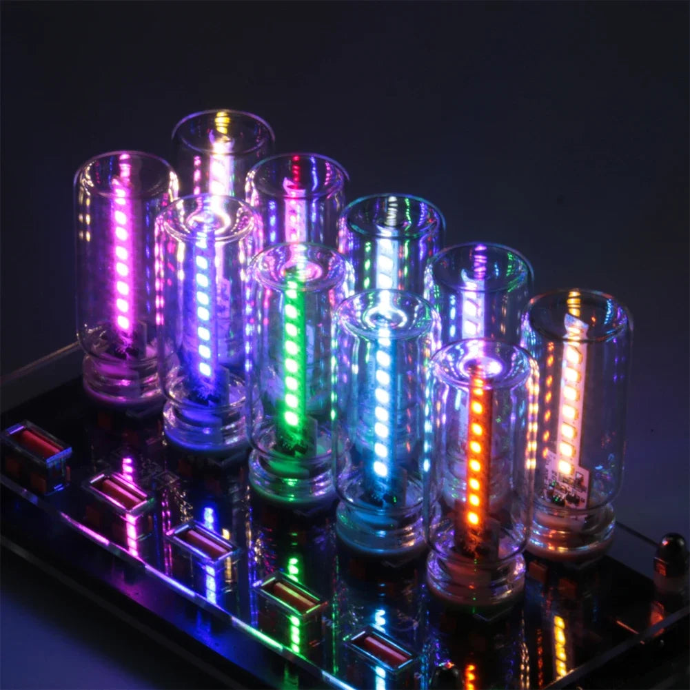 Eine Reihe leuchtender LED-Rohre in Glasröhren, die auf einer dunklen Oberfläche reflektieren.