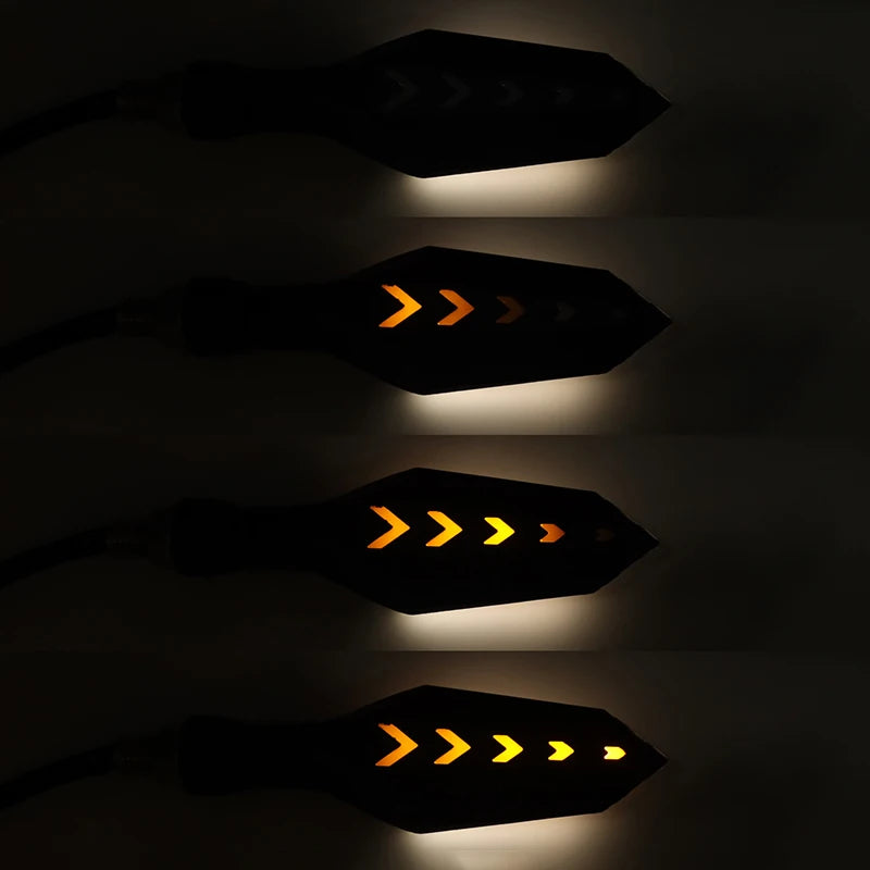 Drei beleuchtete universelle Motorrad-LED-Blinkerfahler vor dunklem Hintergrund.