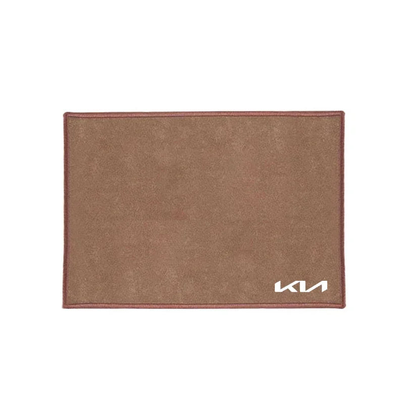 Serviette de lavage pour voiture rectangulaire marron en microfibre avec le logo KI blanc dans le coin inférieur droit.