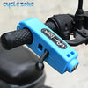 Primer plano de un mecanismo de seguro antirobo azul para frenos de bicicletas o patinetes.