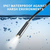 Endoskopkamera, die im Wasser eingetaucht ist und einen hellen Strahl aus der Spitze aussendet.