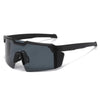 Une paire de lunettes de sport pour le cyclisme noires avec des verres foncés et une sangle flexible.