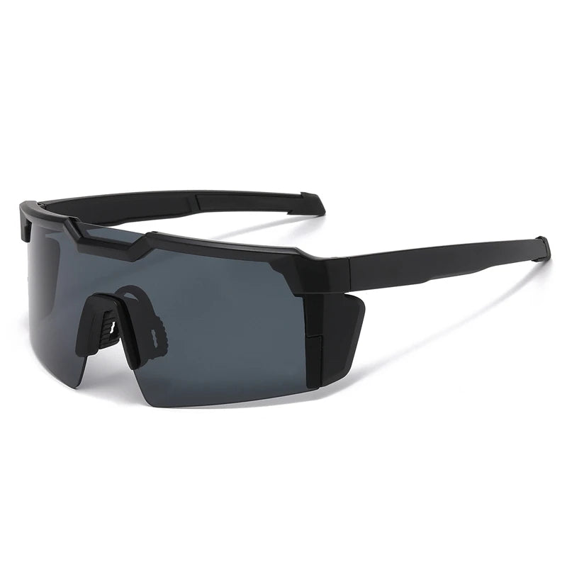 Une paire de lunettes de sport pour le cyclisme noires avec des verres foncés et une sangle flexible.