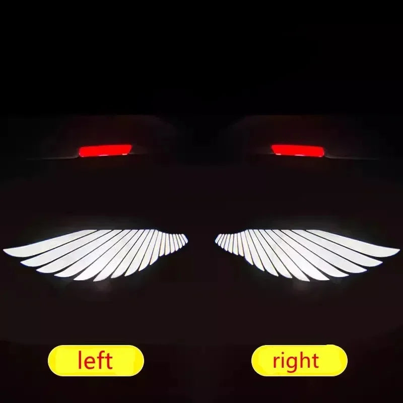 لقطة مقربة لشاشة عرض شعار باب سيارة LED تظهر المؤشرات اليسرى واليمنى.