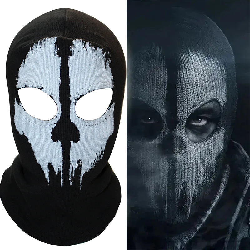 Balaclava facial completa negra con diseño tribal blanco usada por una persona.