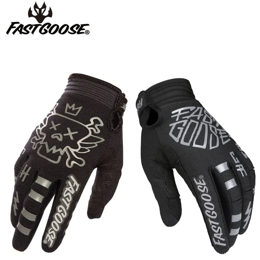 Une paire de gants de moto FastGoose noirs en gros plan.