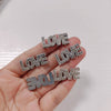 يد تمسك بأحرف مرصعة بالكريستال الفضي تكتب LOVE و I LOVE