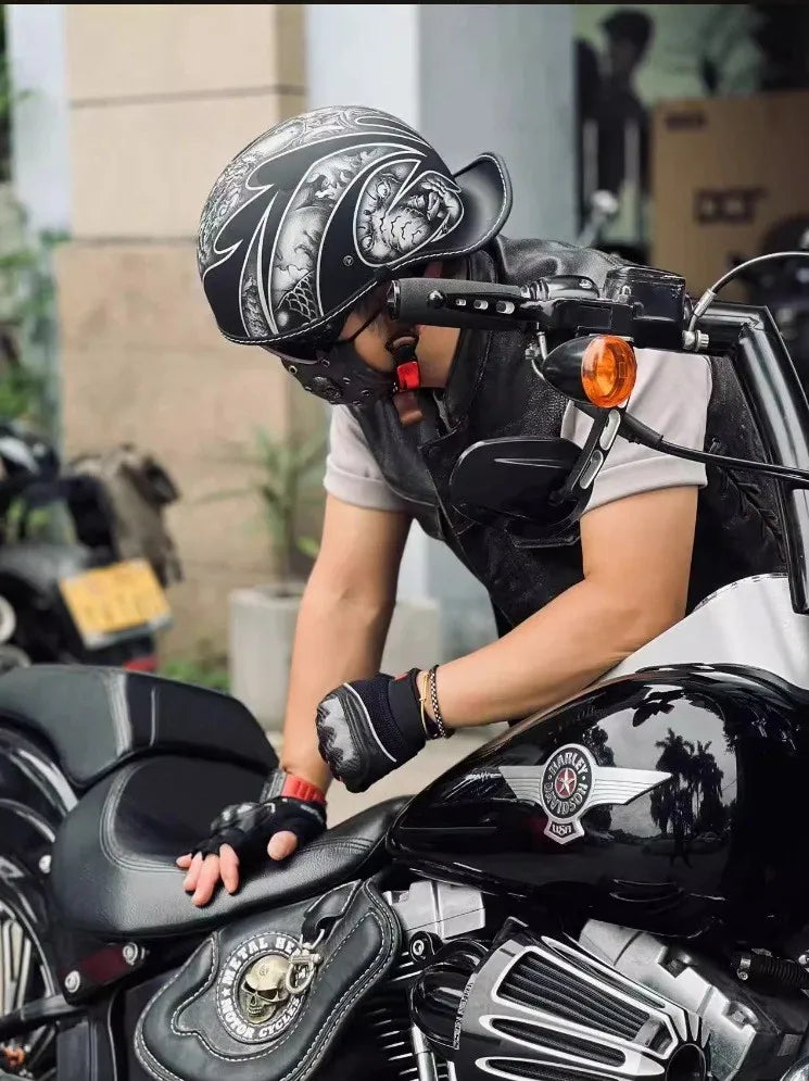 Eine Person trägt einen schwarzen Vintage-Motorradhelm und fährt ein schwarzes Motorrad.
