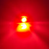 Feu de signalisation latéral jaune vif LED brillant sur fond rouge profond.
