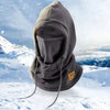 Balaclava y bufanda protectora gris contra un fondo de montaña nevada