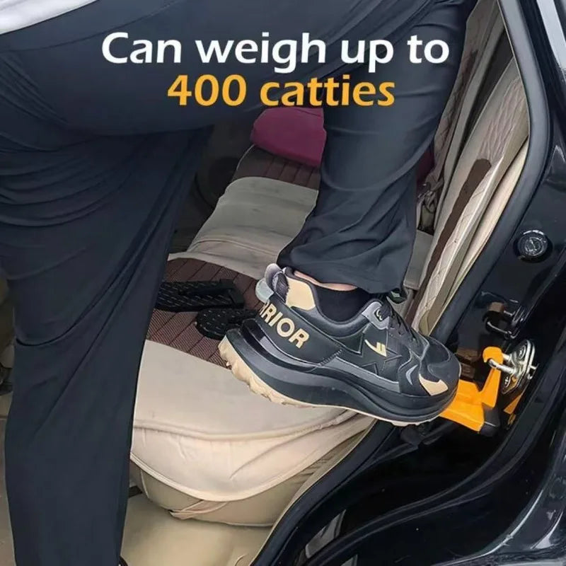 Eine Person nutzt eine faltbare Aluminium-Dachlast-Tür, um in das Auto zu gelangen.