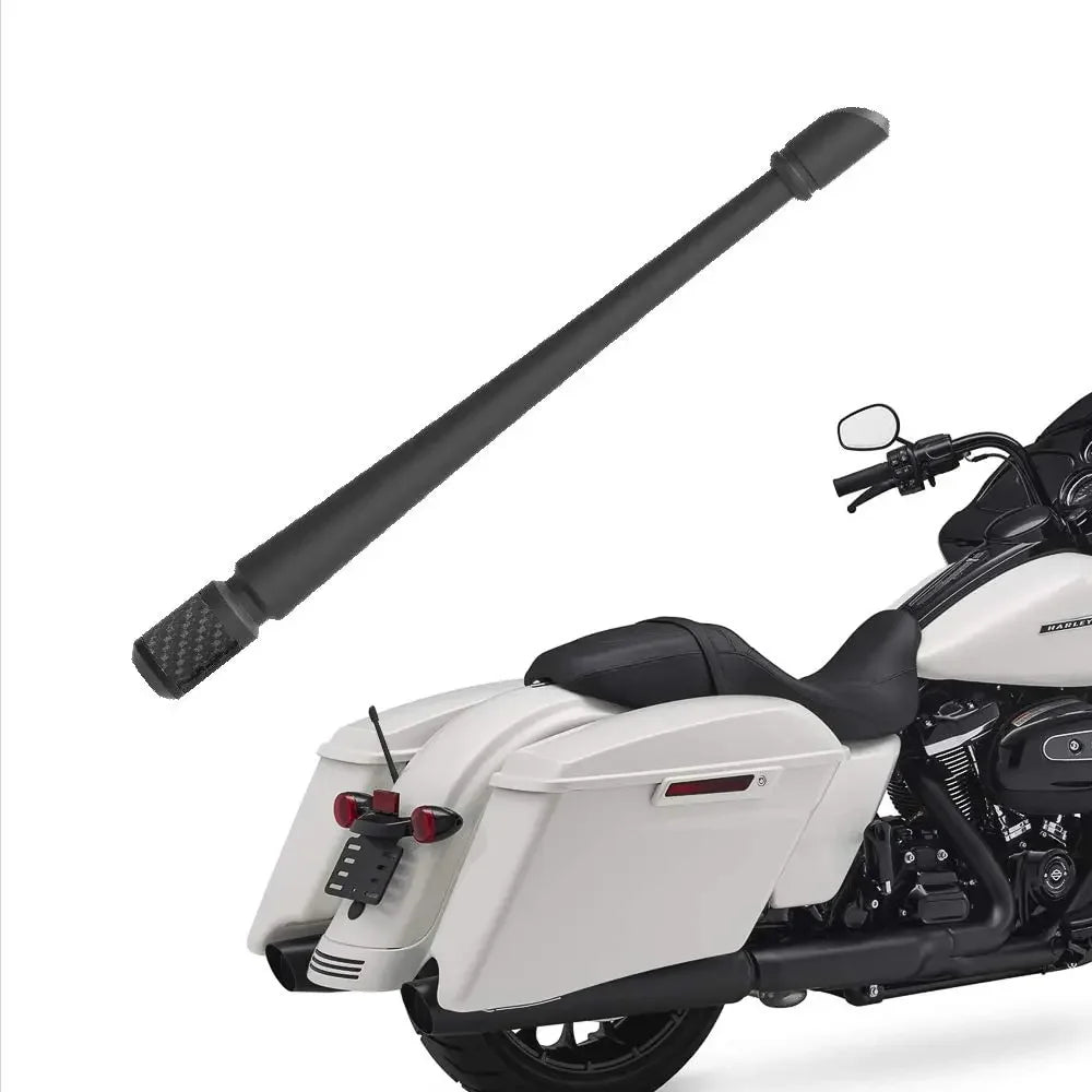 Antenne en caoutchouc flexible montée sur une moto ou un véhicule blanc.