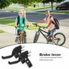 Une paire de leviers de frein noirs pour vélo, à côté d'un garçon faisant du vélo tout-terrain.