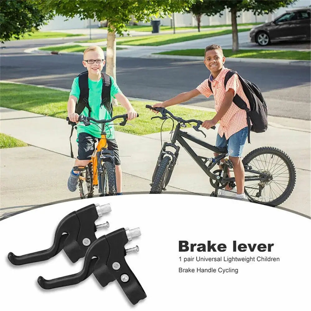 Une paire de leviers de frein noirs pour vélo, à côté d'un garçon faisant du vélo tout-terrain.