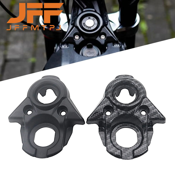 Un par de tapas de ignición de aluminio negro para motos de tierra eléctricas.