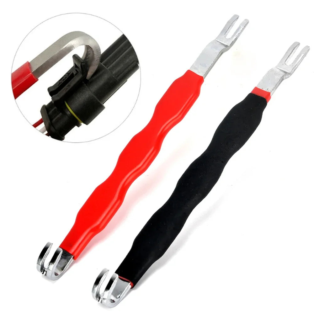 Un par de pinzas para quitar conectores eléctricos automotrices rojo y negro con mordazas plateadas.