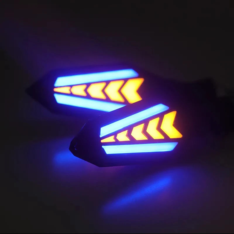 Nahaufnahme eines Motorrad-LED-Blinker-Signals mit hellblauen und gelben Lichtmustern.