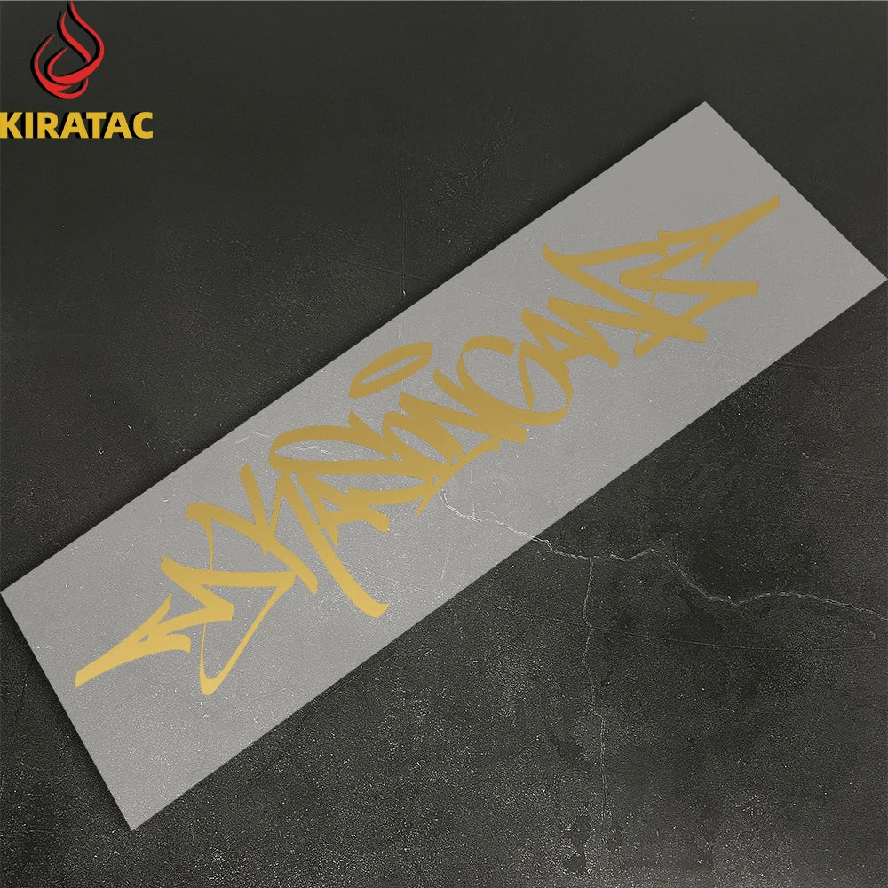 Eine Folie aus grauem Vinyl mit gelber Wildstyle-Graffiti-Schrift auf dunklem Hintergrund.