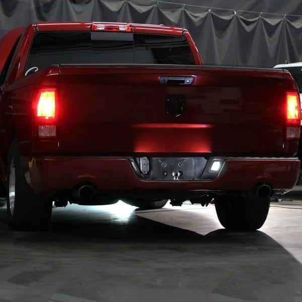 Vue arrière d'un pick-up rouge montrant l'ensemble de plaque d'immatriculation LED intégré.