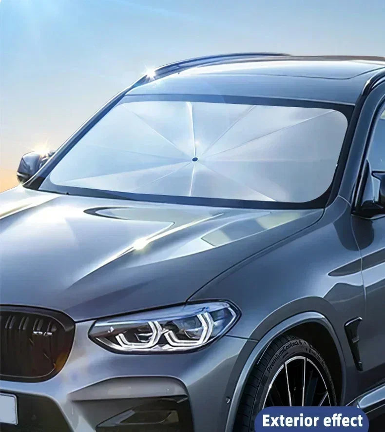 Gros plan d'une voiture argentée avec un pare-soleil anti-UV rétractable transparent installé sur le pare-brise.