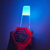 Eine Hand hält eine magnetische Folie-Schneidbeleuchtung, die hellblaue und rote Licht emittiert.
