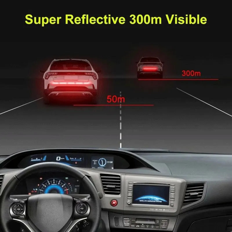منظر داخلي للسيارة يظهر لوحة القيادة وعجلة القيادة، مع عرض خارجي لـ Super Reflective 300m