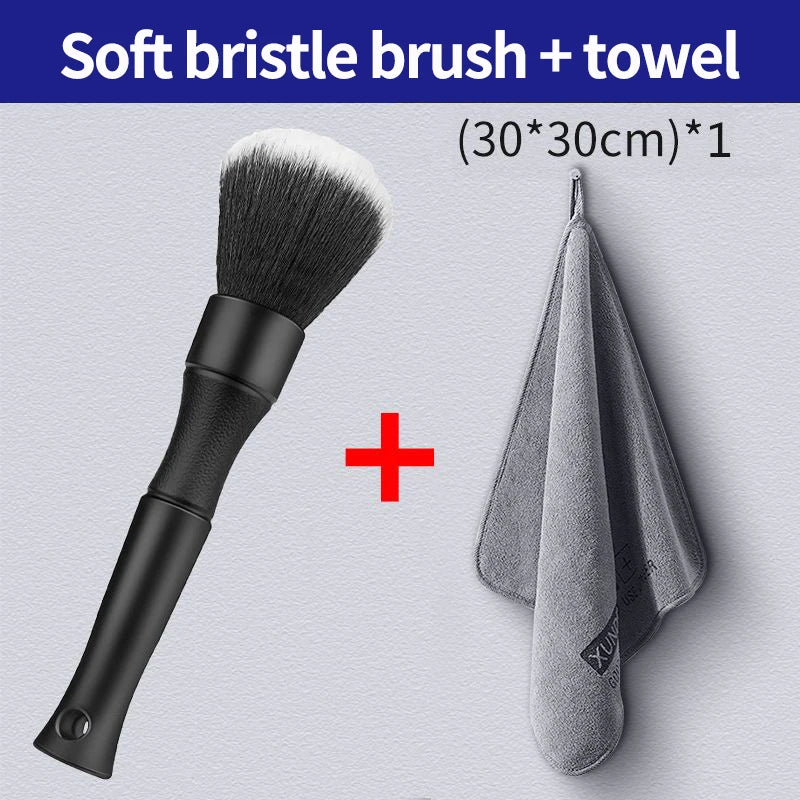 Une brosse à poils doux noire et une serviette grise pour le nettoyage de l'intérieur de voiture.