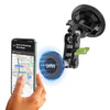 Une main tient un smartphone affichant une carte, à côté d'un support de téléphone pour voiture magnétique noir avec une lumi